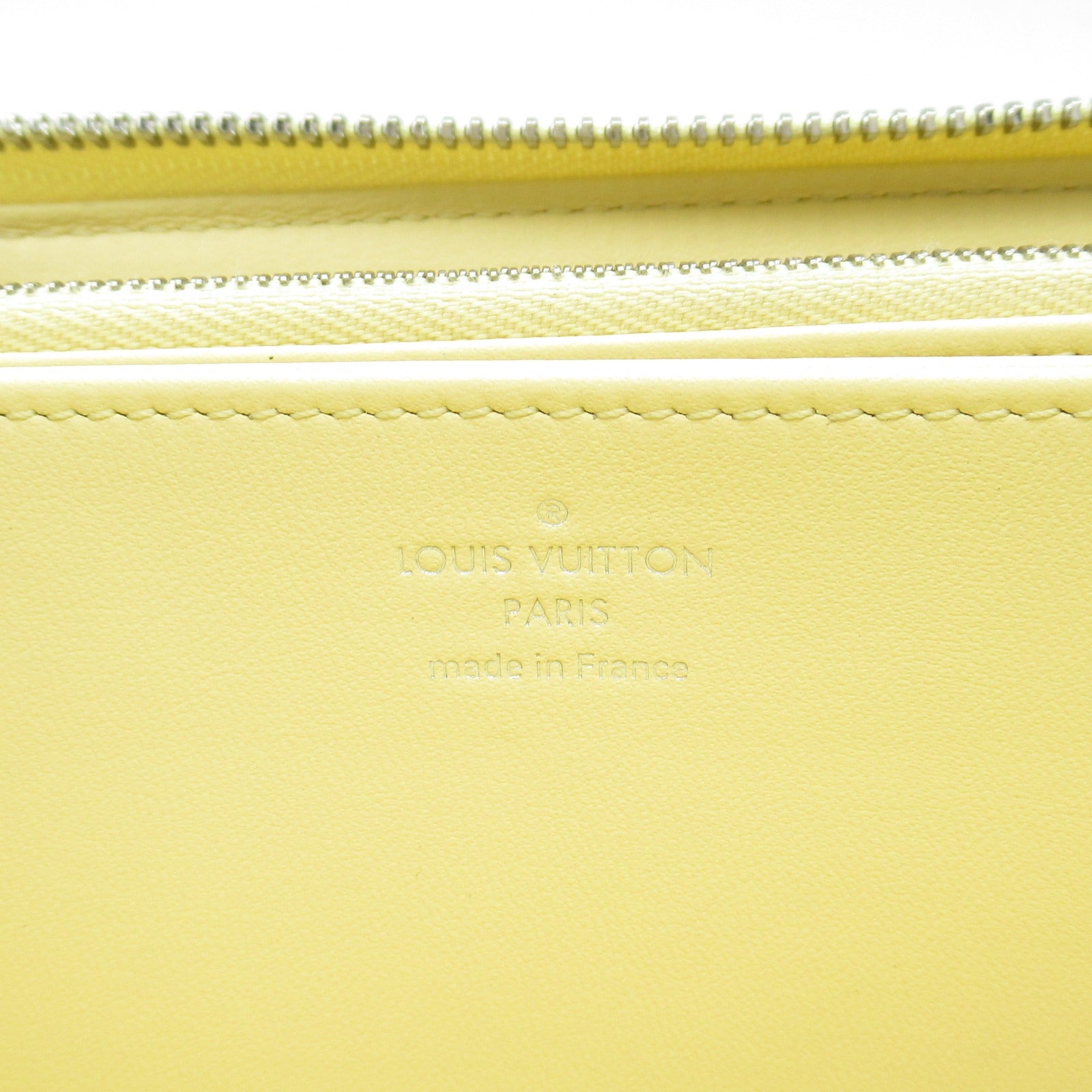 Louis Vuitton Mahina Leather Zippy Wallet M81515