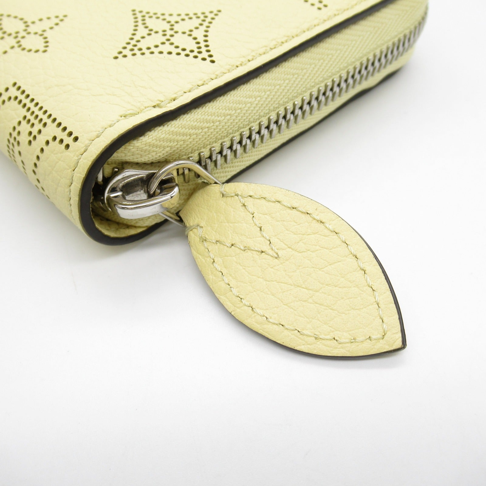 Louis Vuitton Mahina Leather Zippy Wallet M81515