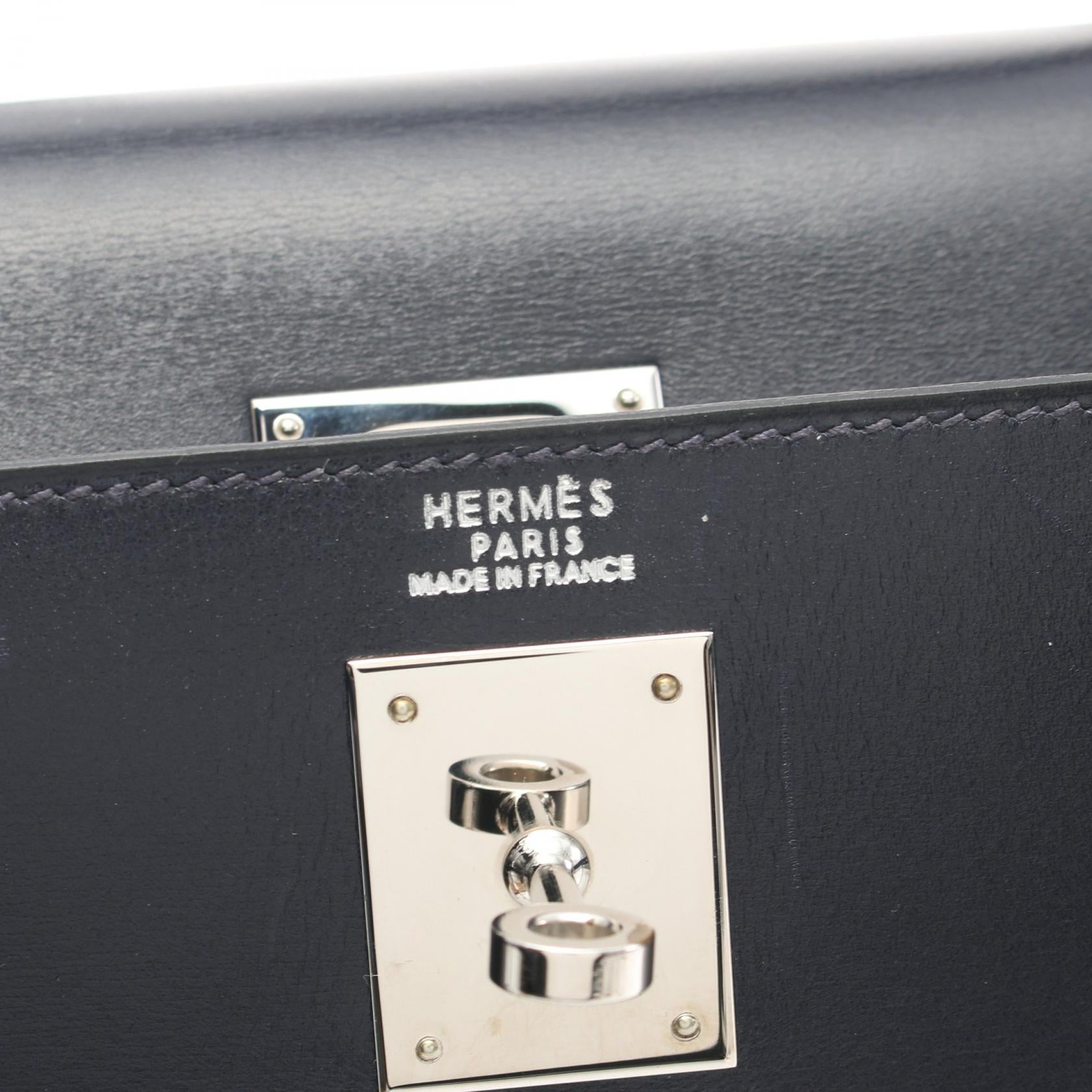 Hermes Box Kelly 32 Leather Handbag in Great Condition