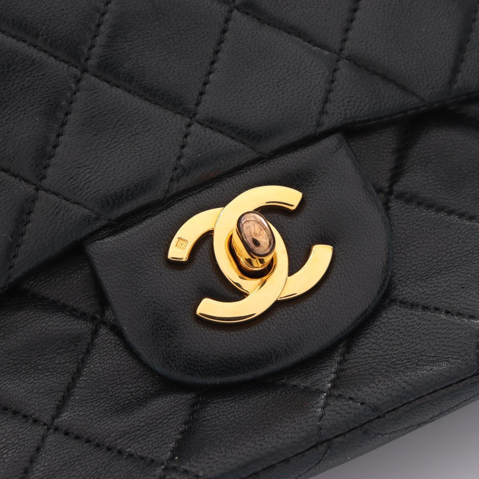 Chanel Small Classic Double Flap Bag Leather Shoulder Bag A01113 in Very Good Condition