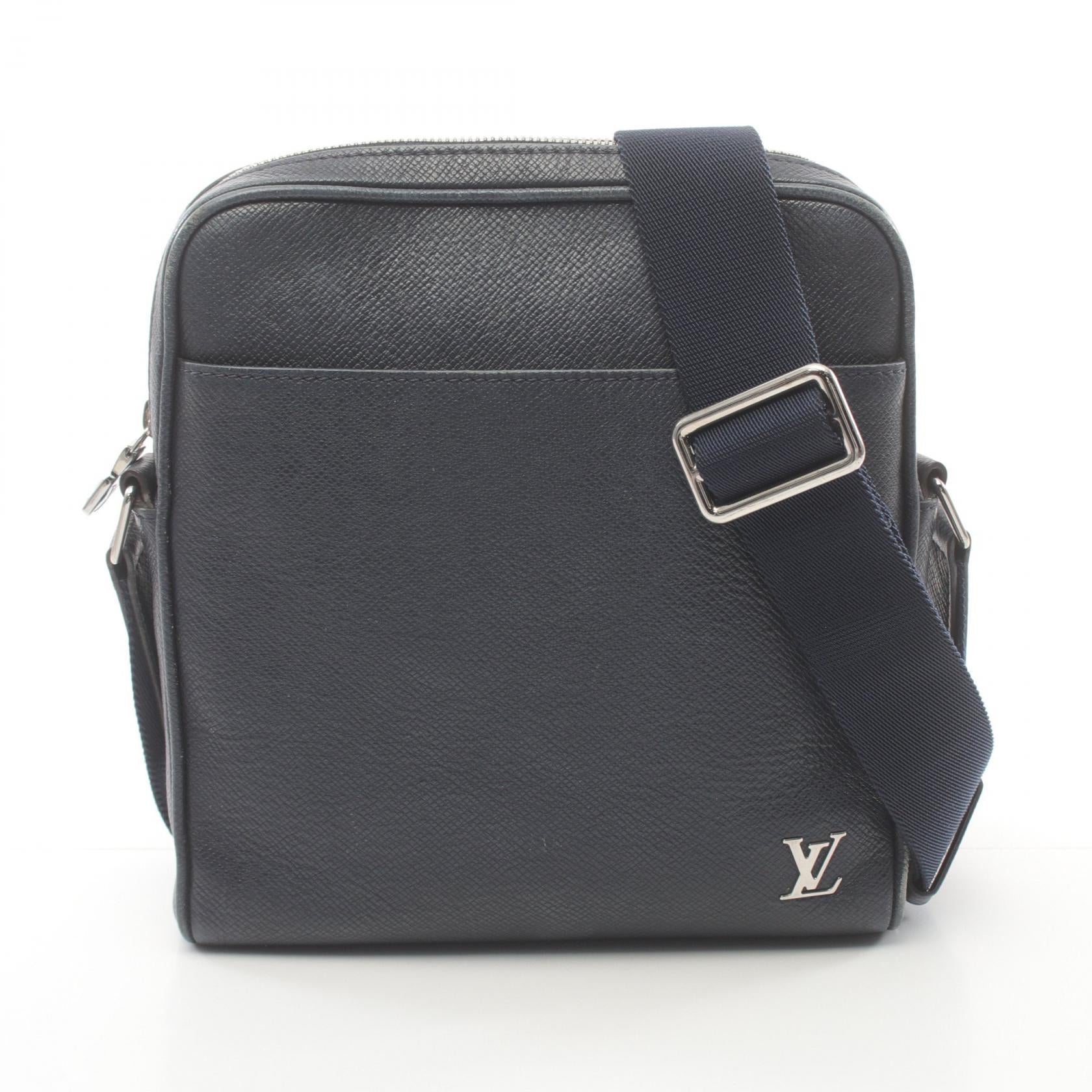 Louis Vuitton Taiga Leather Messenger Bag M30322