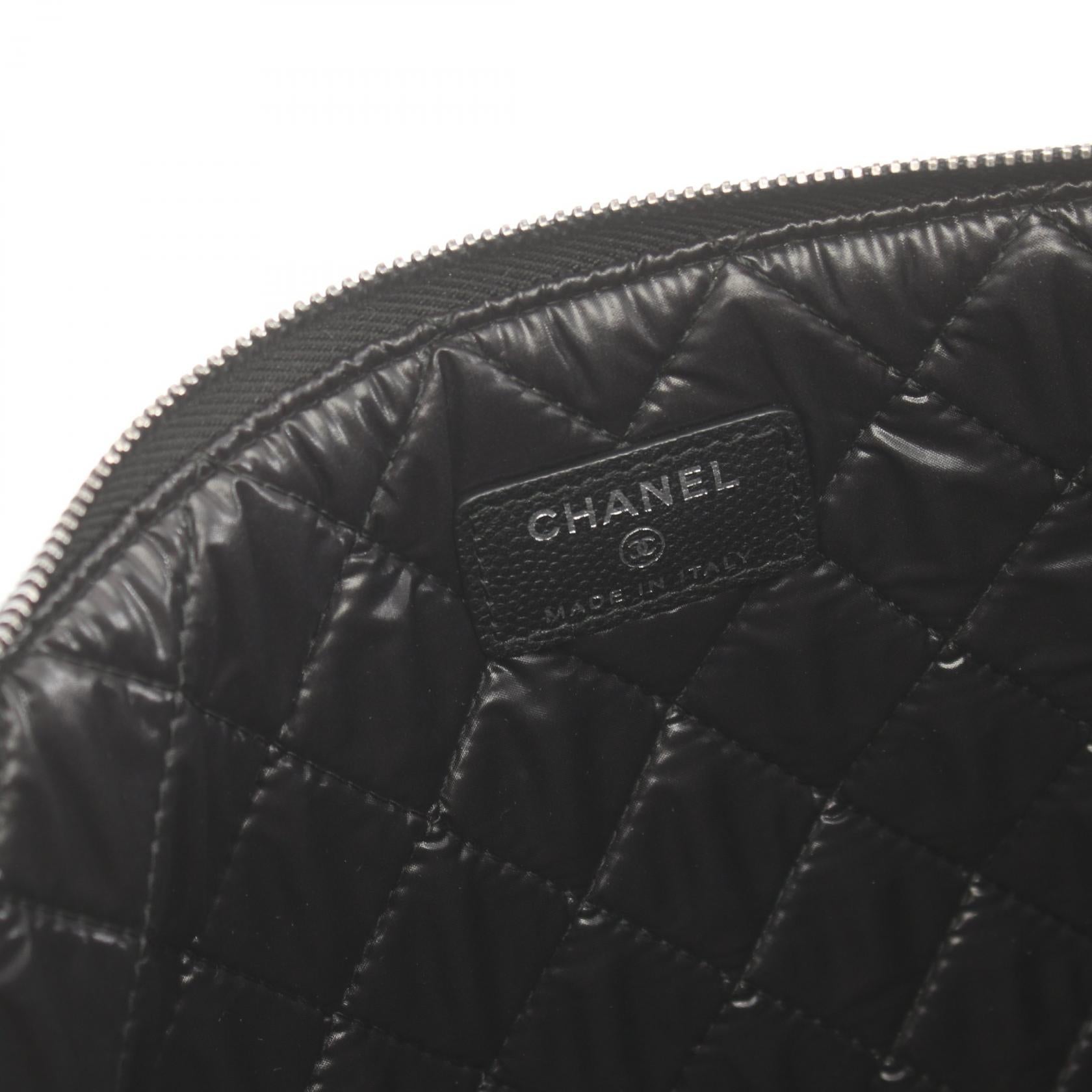 Chanel Quilted Caviar Zip Clutch Bag Leather Clutch Bag in Very Good Condition