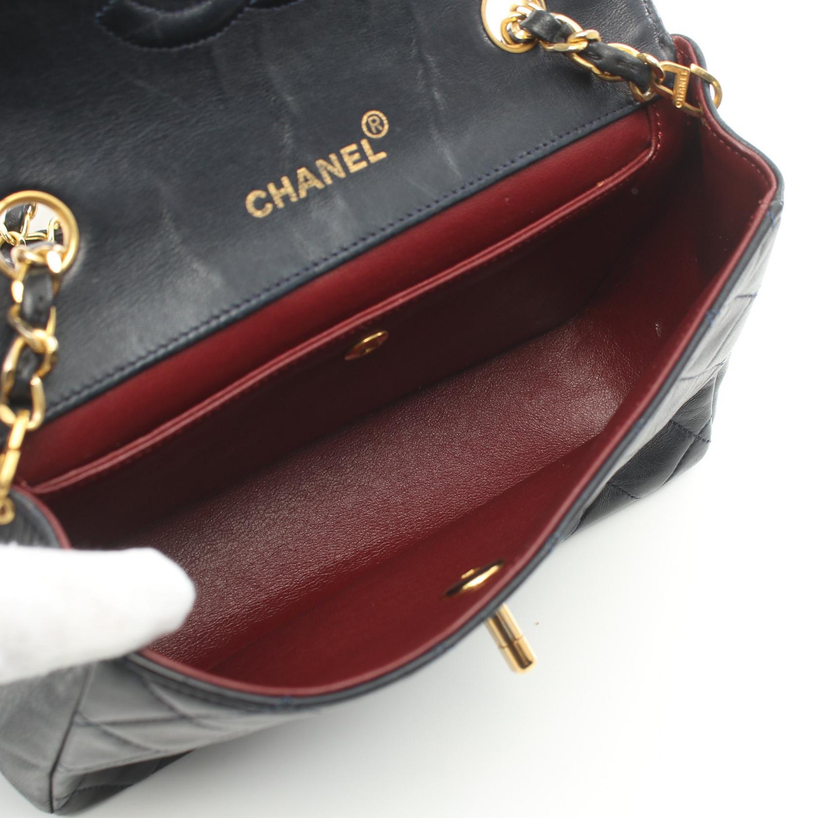 Chanel Matelasse Chain Shoulder Bag Leather Shoulder Bag 2120700051824 in Very Good Condition