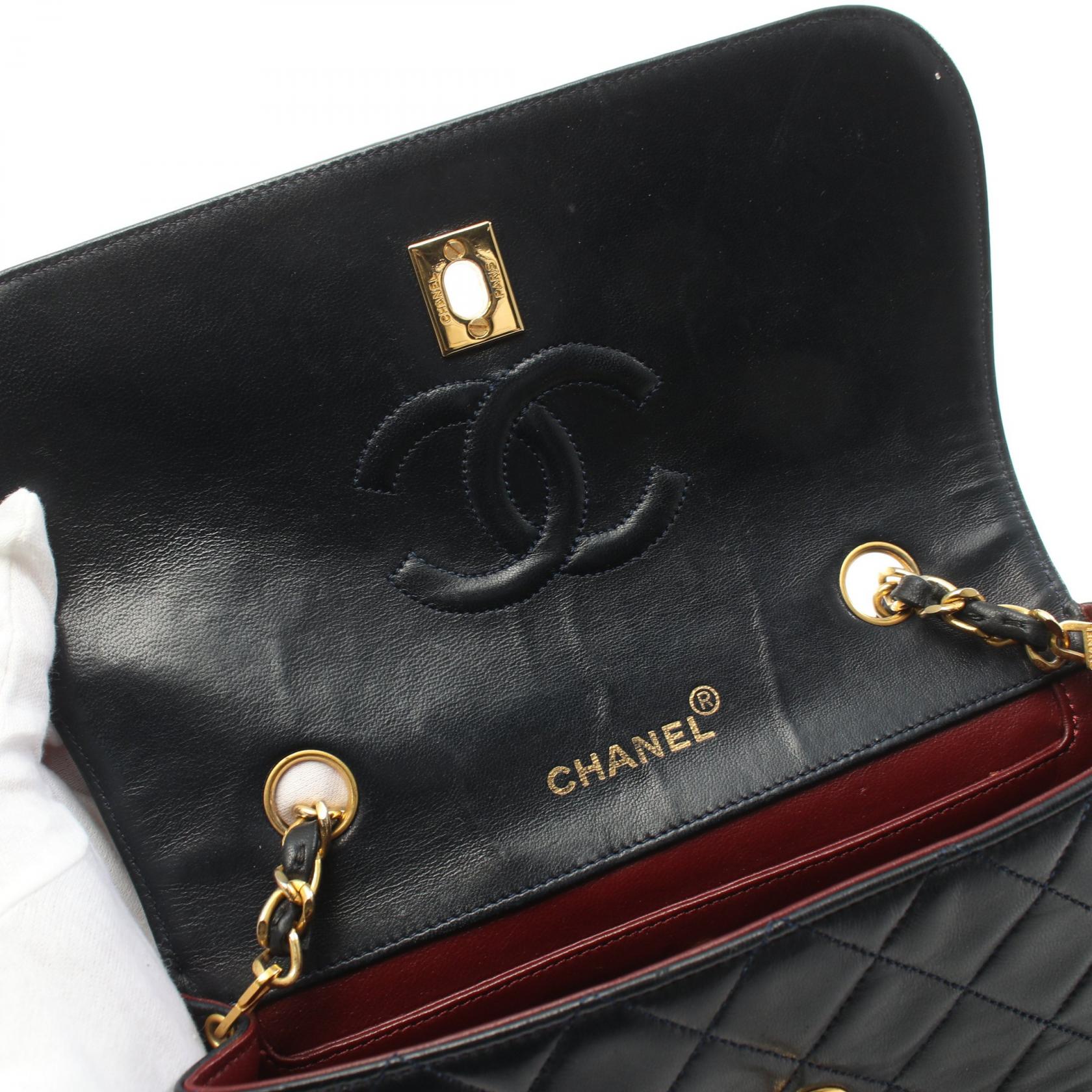 Chanel Matelasse Chain Shoulder Bag Leather Shoulder Bag 2120700051824 in Very Good Condition