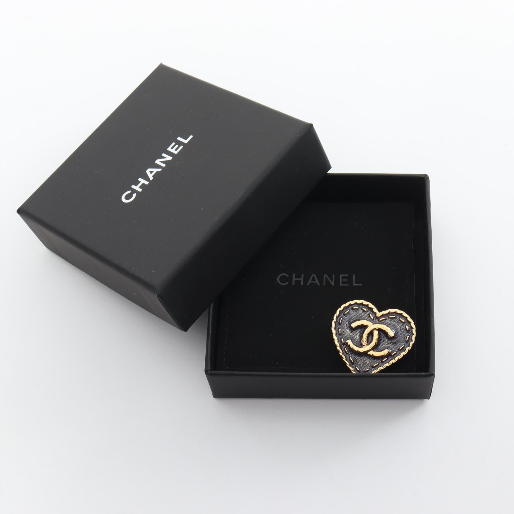 Chanel CC Heart Brooch Metal Brooch in Great Condition