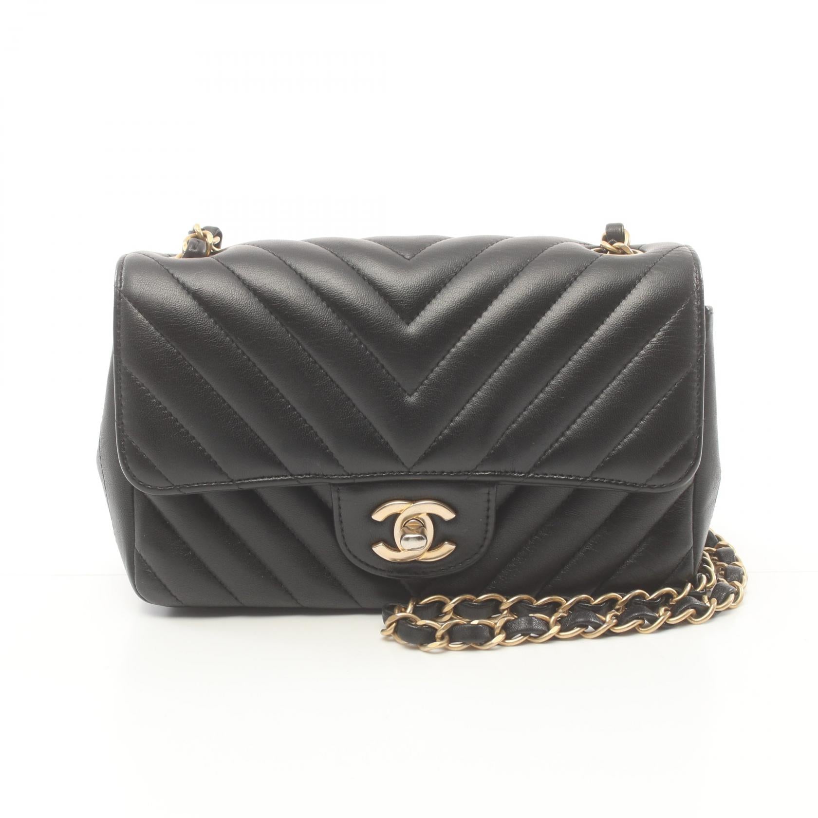 Chanel Chevron V Stitch Shoulder Bag Leather Shoulder Bag 26595568 in Very Good Condition