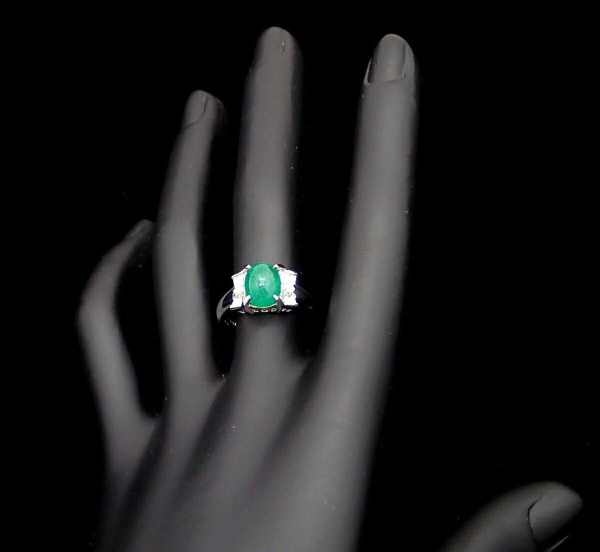 Pt900 Platinum Emerald Diamond Ring