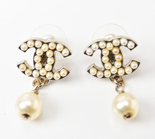 Chanel CC Motif Swing Pearl Earrings Gold/White in Great Condition