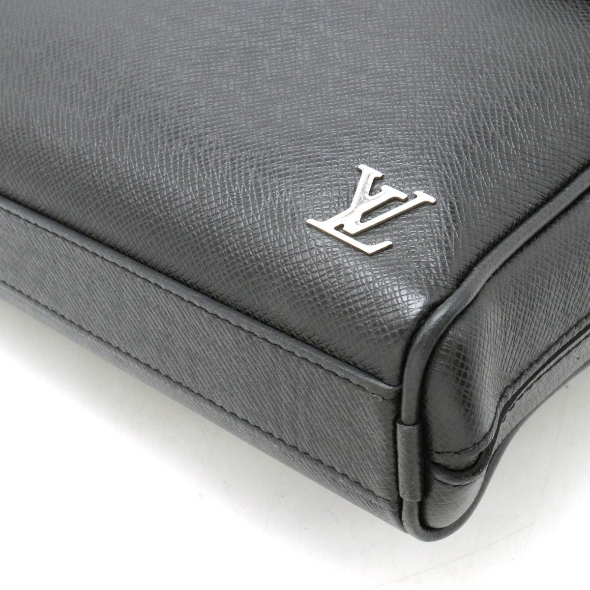 Louis Vuitton Taiga Alex Business Bag M30440 in Very Good Condition