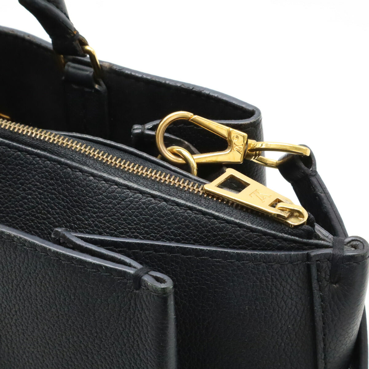 Louis Vuitton Lockme Leather Handbag M54569