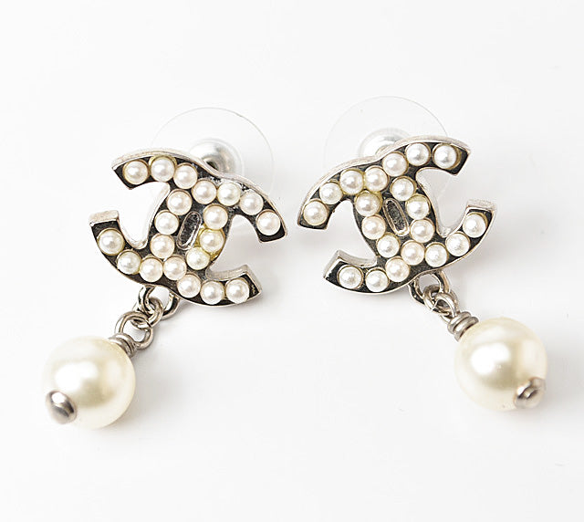 Chanel CC Motif Swing Pearl Earrings Silver/White in Great Condition