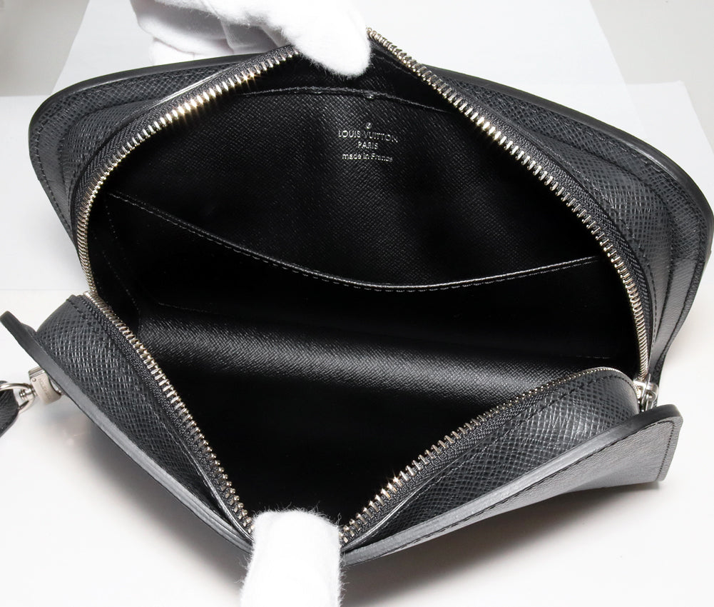 Louis Vuitton Taiga Leather Clutch Bag M30182