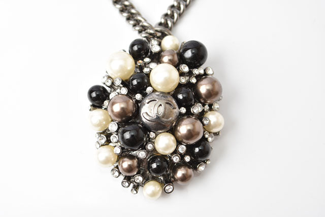 Chanel Necklace/Pendant Resin/Faux Pearl/Rhinestone Black/White/Silver