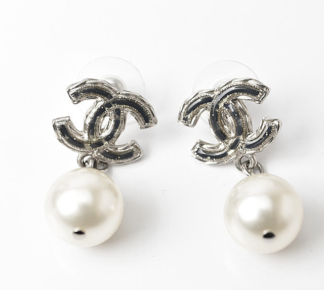 Chanel CC Motif Swing Pearl Earrings Silver/White in Excellent Condition