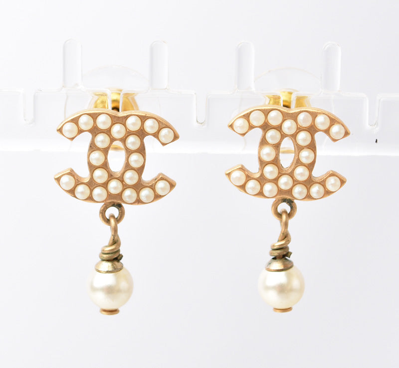 Chanel CC Motif Swing Pearl Earrings Gold/Off-White in Great Condition