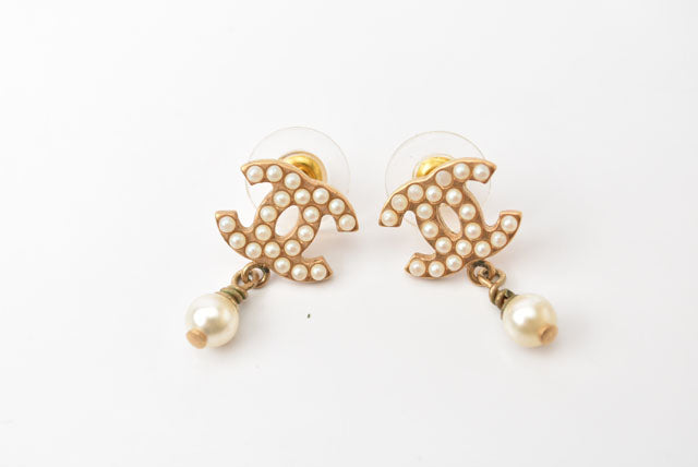 Chanel CC Motif Swing Pearl Earrings Gold/Off-White