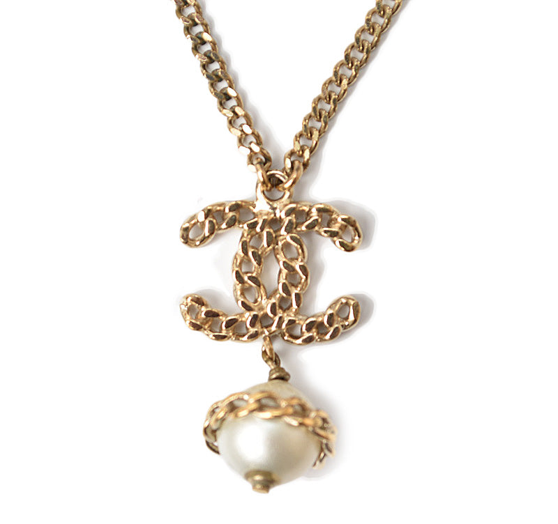 Chanel Necklace/Pendant CC Pearl Motif Gold in Great Condition