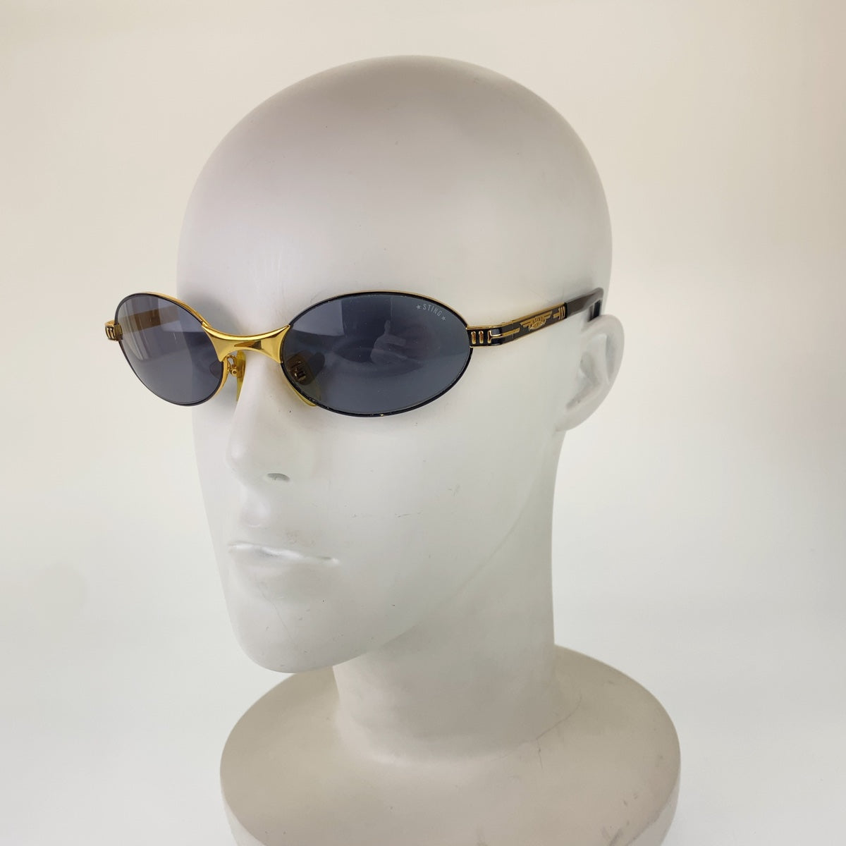 POLICE STING Gold Black Metal/Plastic Oval Sunglasses in Good Condition