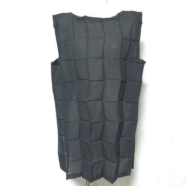 me ISSEY MIYAKE DICE PLEATS shirt sleeveless top