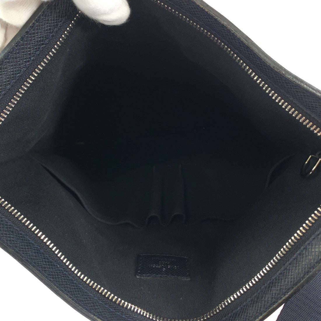 Louis Vuitton Taiga Sasha Messenger Bag M32712