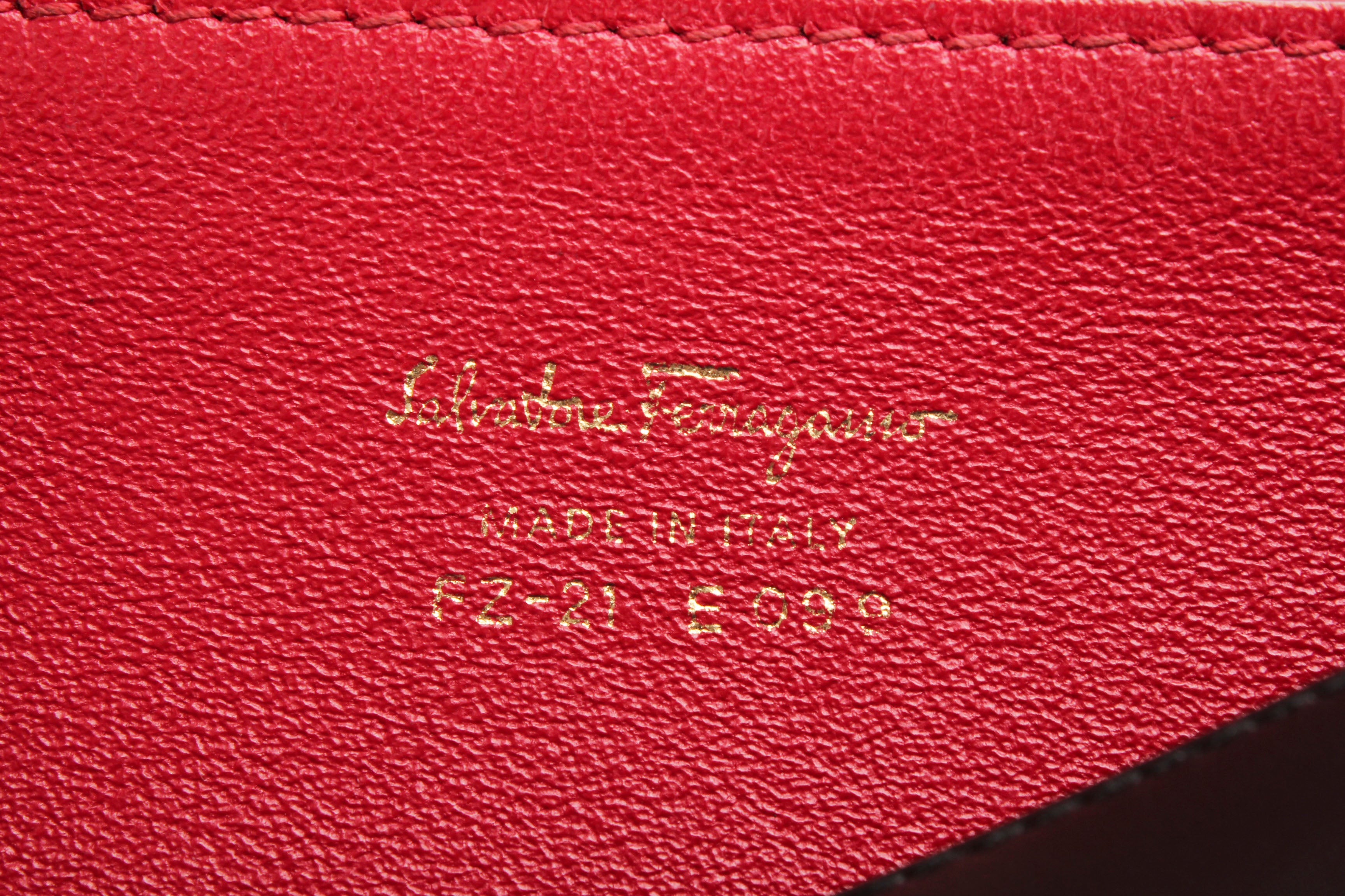 Salvatore Ferragamo フェラガモ 斜め掛け ガンチーニ ショルダーバッグ  Leather Crossbody Bag in Great Condition