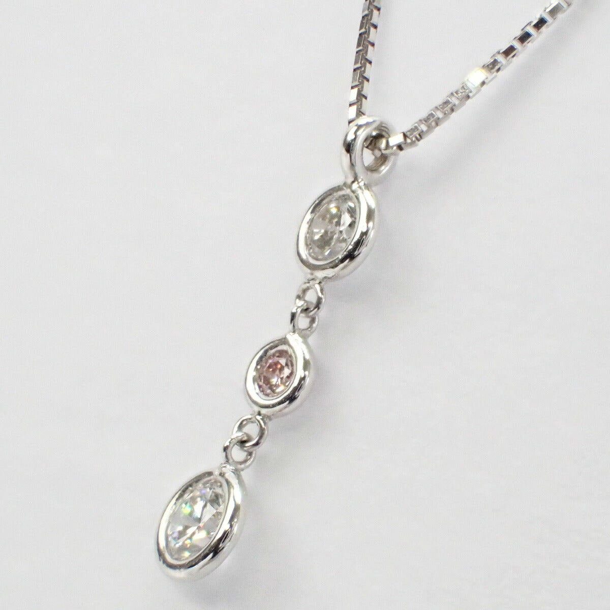 [LuxUness]  K18WG Diamond Necklace, 3P Diamond, Silver Finish, Ladies (Pre-owned) in Excellent condition