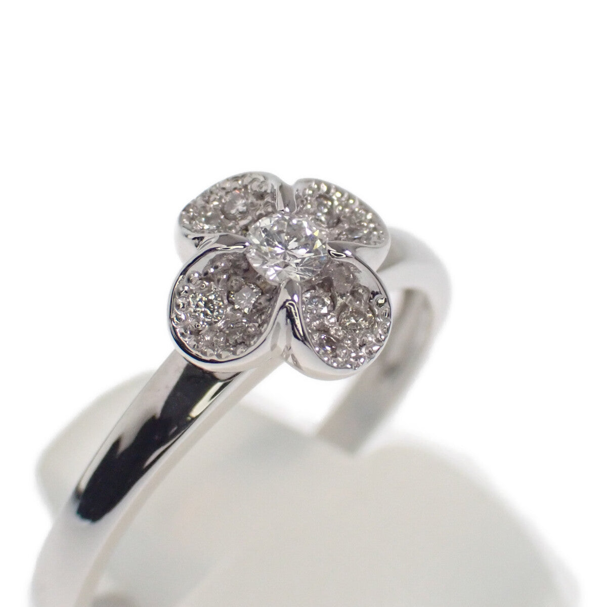 LuxUness  Vendome Flower Motif Ring in K18 White Gold with Diamond 0.13ct for Ladies - Silver in Excellent condition