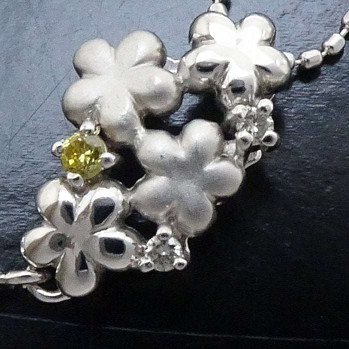 K18WG White Gold Diamond Flower Necklace