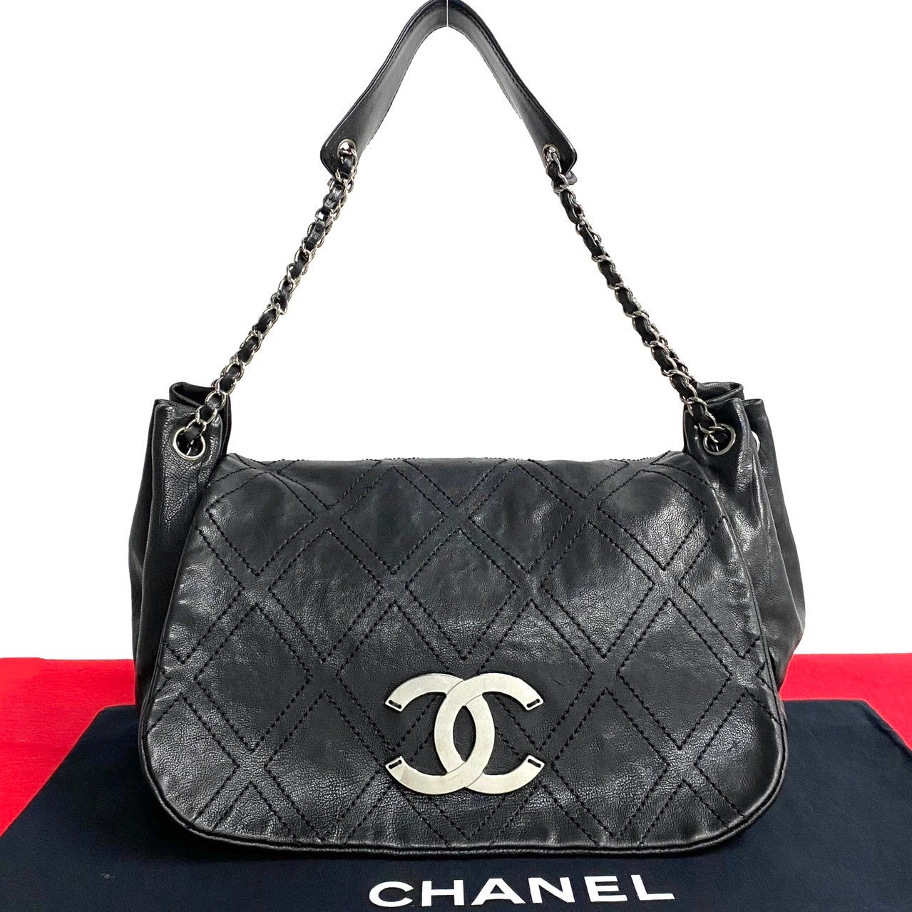 Chanel CC Quilted Leather Shoulder Bag Leather Crossbody Bag in Very Good Condition