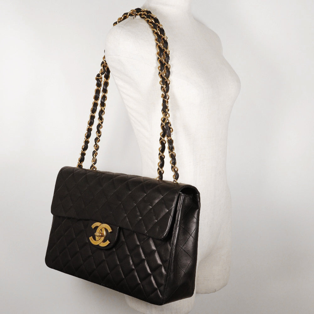 Chanel CC Quilted Leather Flap Bag Leather Crossbody Bag in Very Good Condition