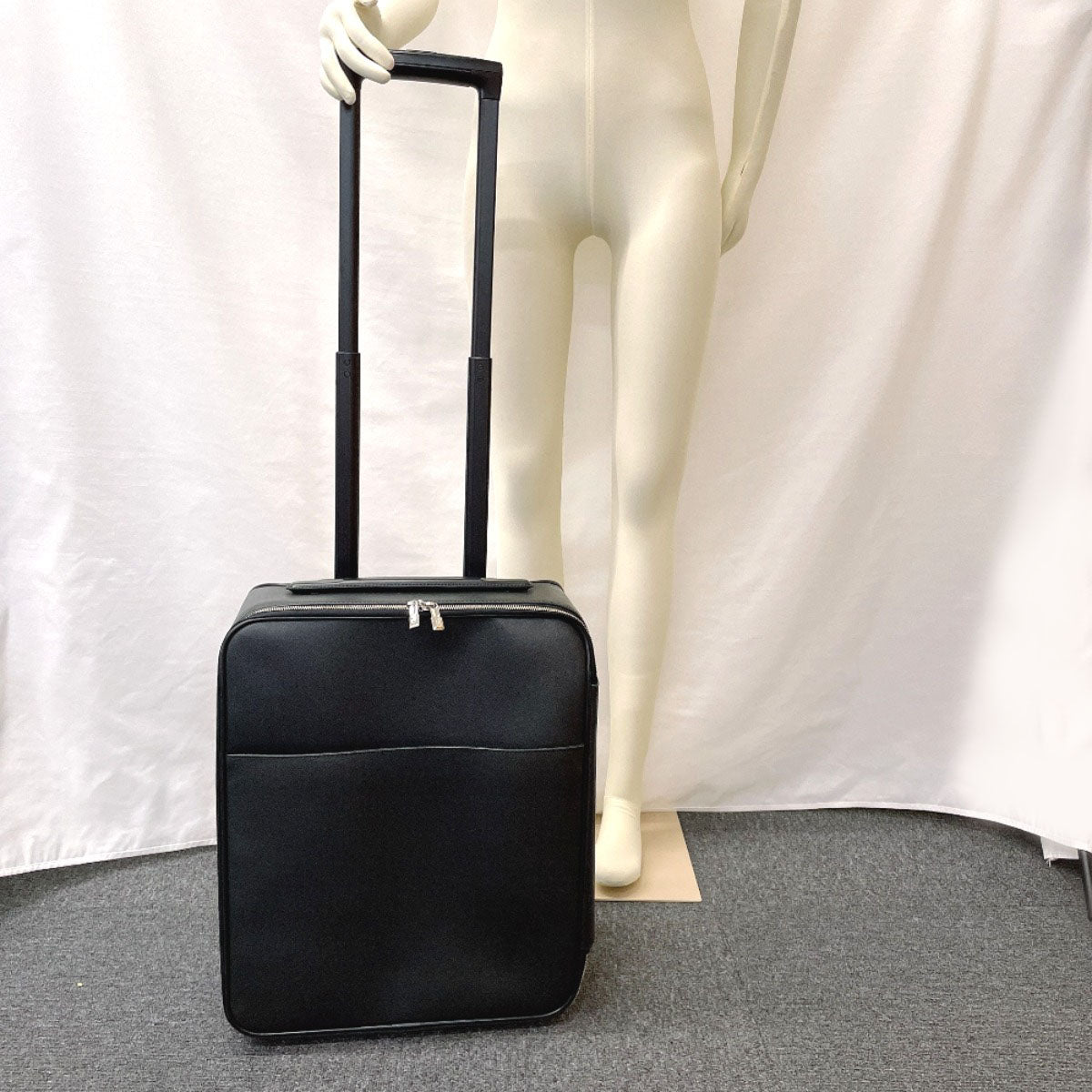 Louis Vuitton Taiga Pegase 45 Luggage M23302