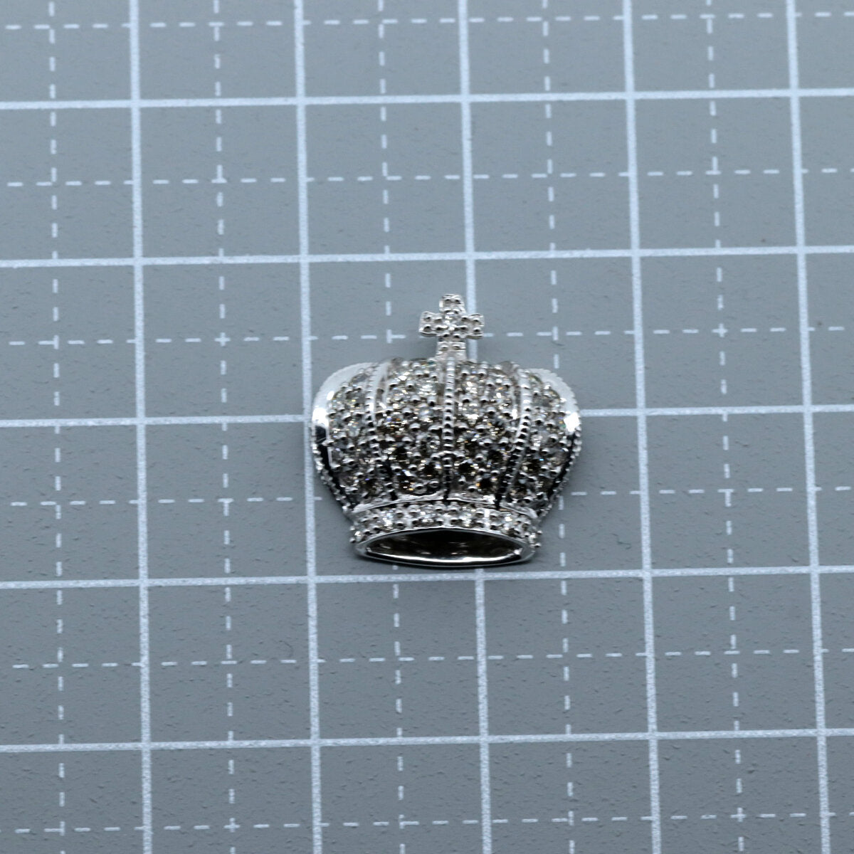 K18WG White Gold Diamond Crown Motif Pendant in Great Condition