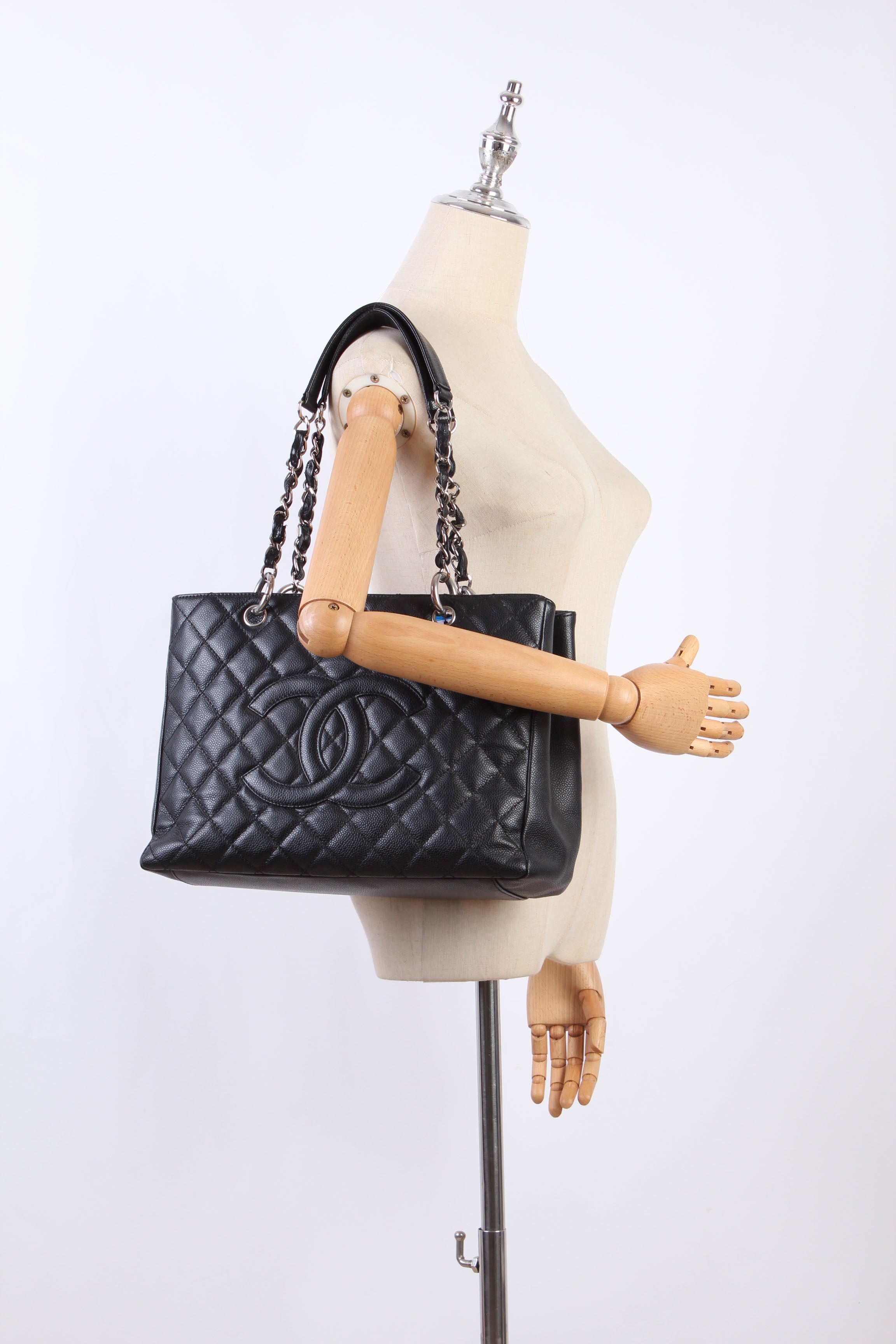 Zc/GST Chanel Togo leather clemence with gold chain – LuxUness