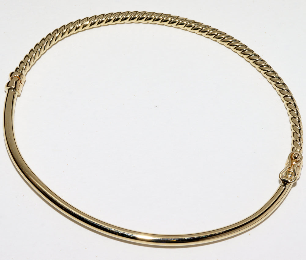 K18YG Yellow Gold Bangle Bracelet in Pristine Condition