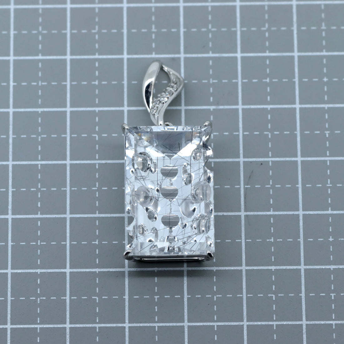 K18WG Quartz Diamond Pendant