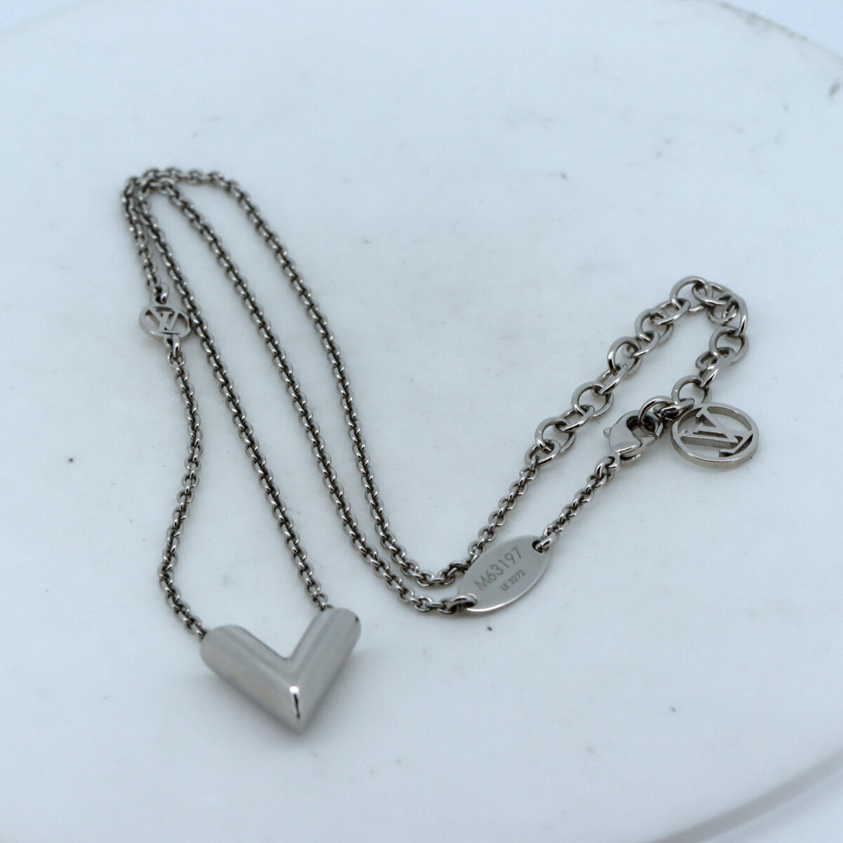 Louis Vuitton Essential V Silver Necklace M63197