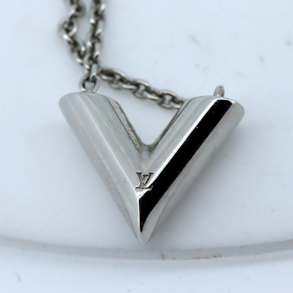 Louis Vuitton Essential V Silver Necklace M63197