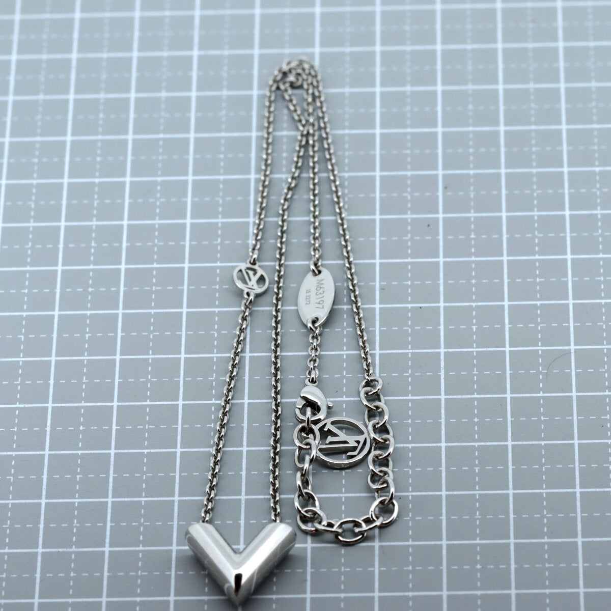 Louis Vuitton Essential V Silver Necklace M63197