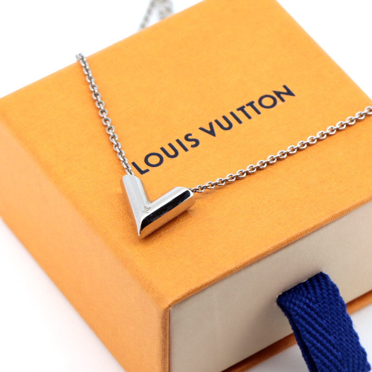 Louis Vuitton Essential V Silver Necklace M63197