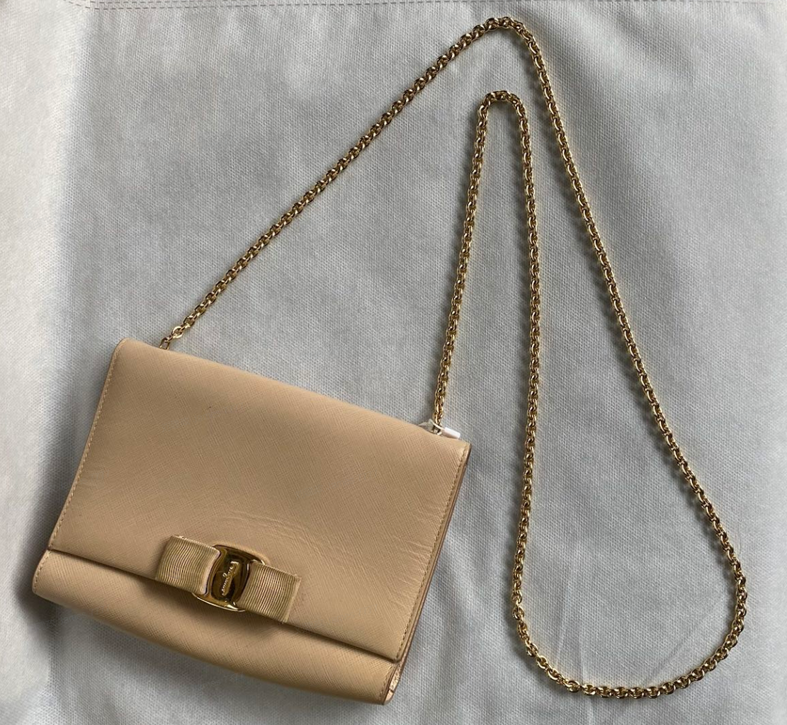 Salvatore Ferragamo Vara Bow Chain Crossbody Bag  Leather Crossbody Bag in Very Good Condition