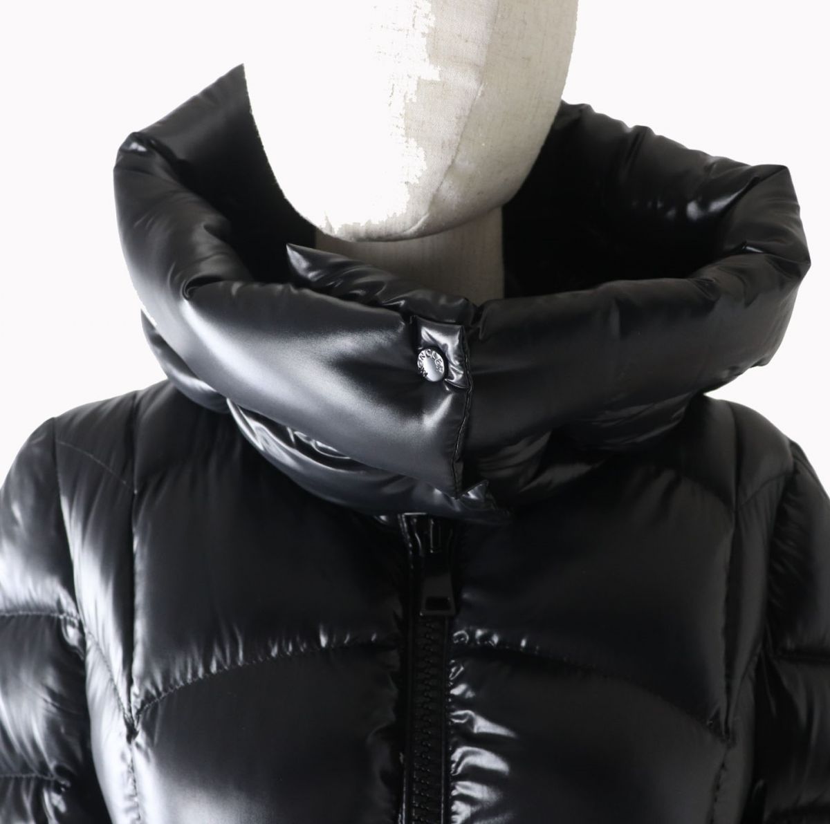 Moncler AKEBIA Logo Hooded Down Jacket Black