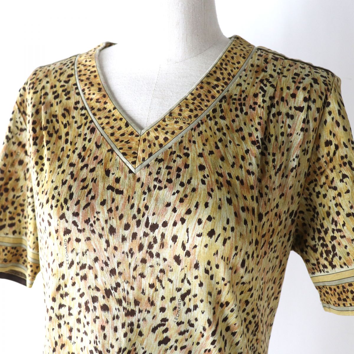 LEONARD Women's V-neck T-shirt Brown Leopard M