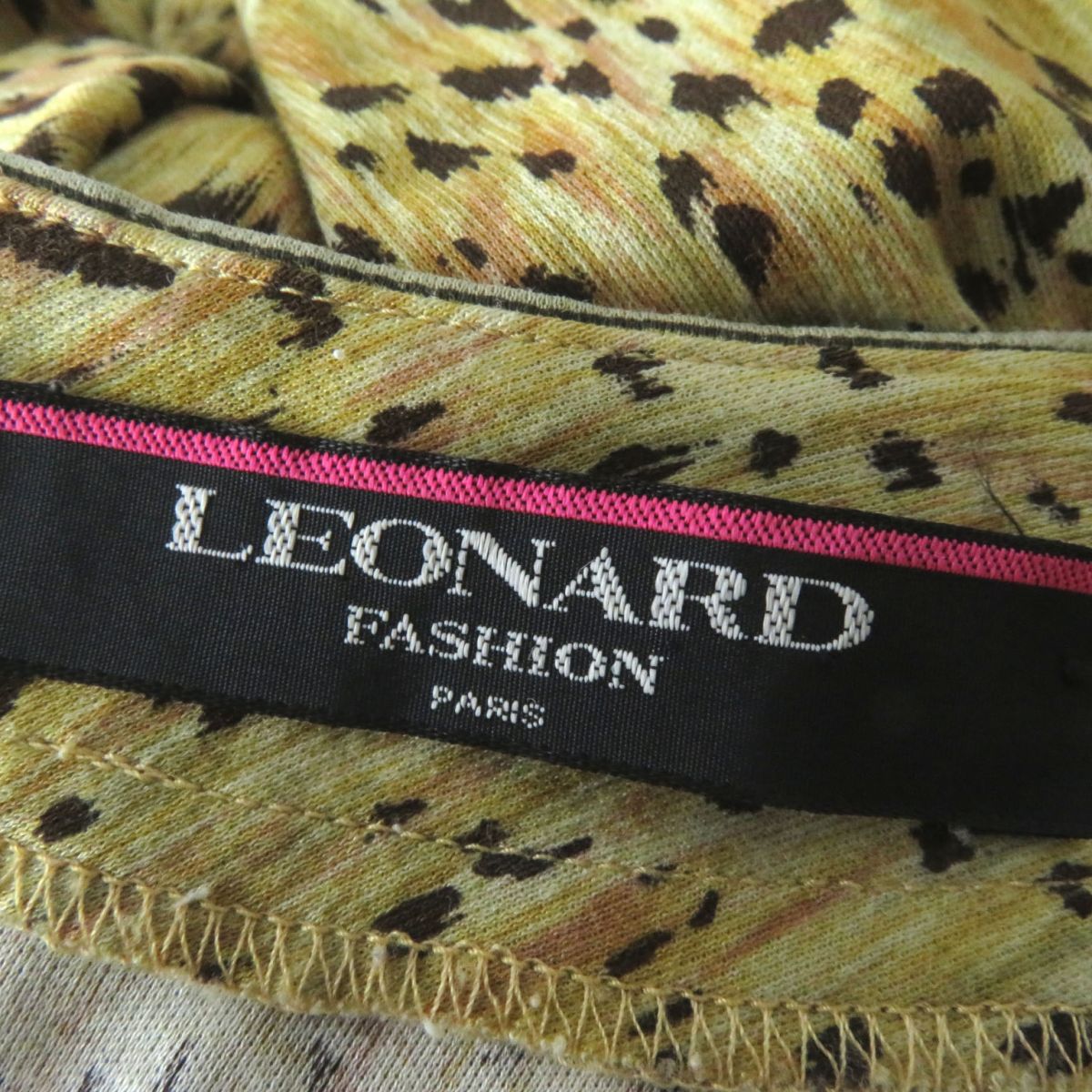 LEONARD Women's V-neck T-shirt Brown Leopard M