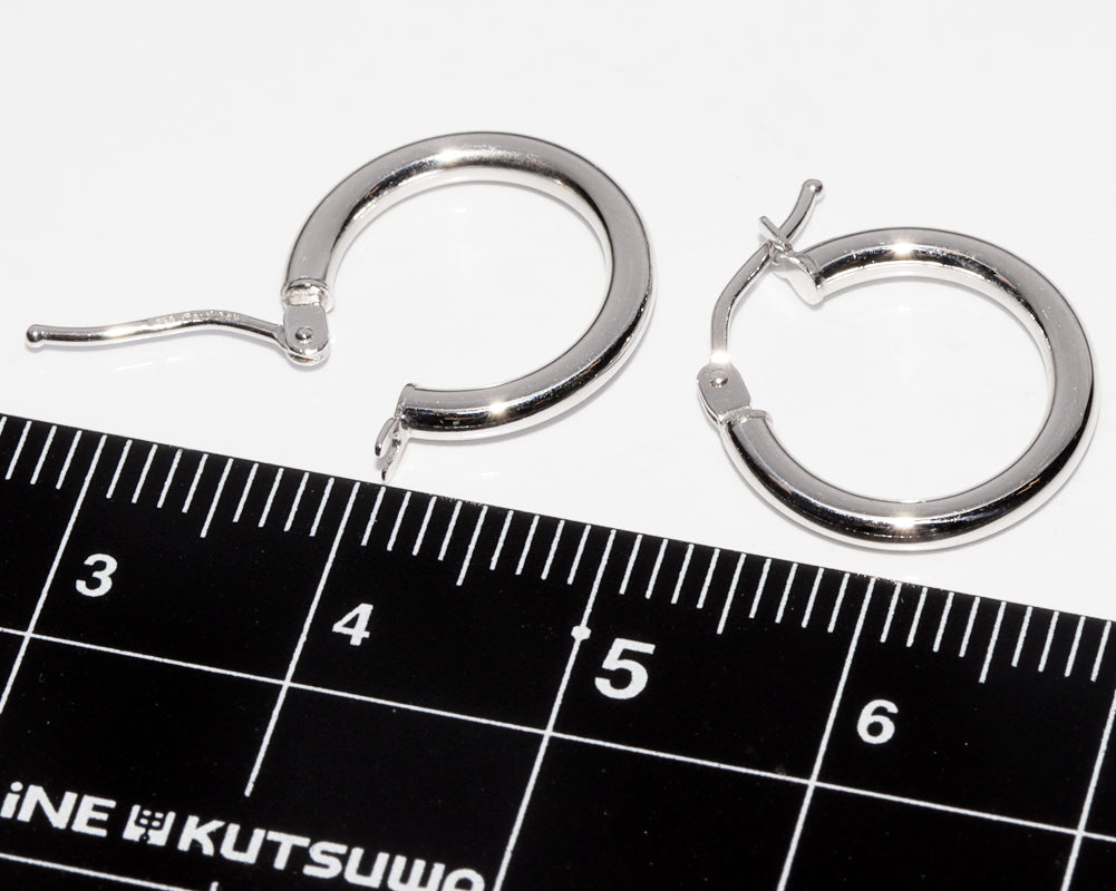 K18WG White Gold Hoop Earrings in Pristine Condition