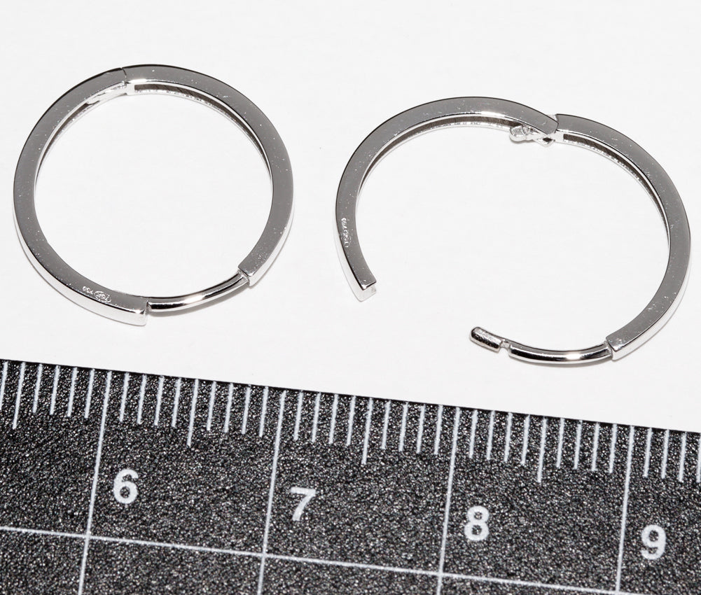 K18WG White Gold Hoop Earrings in Pristine Condition