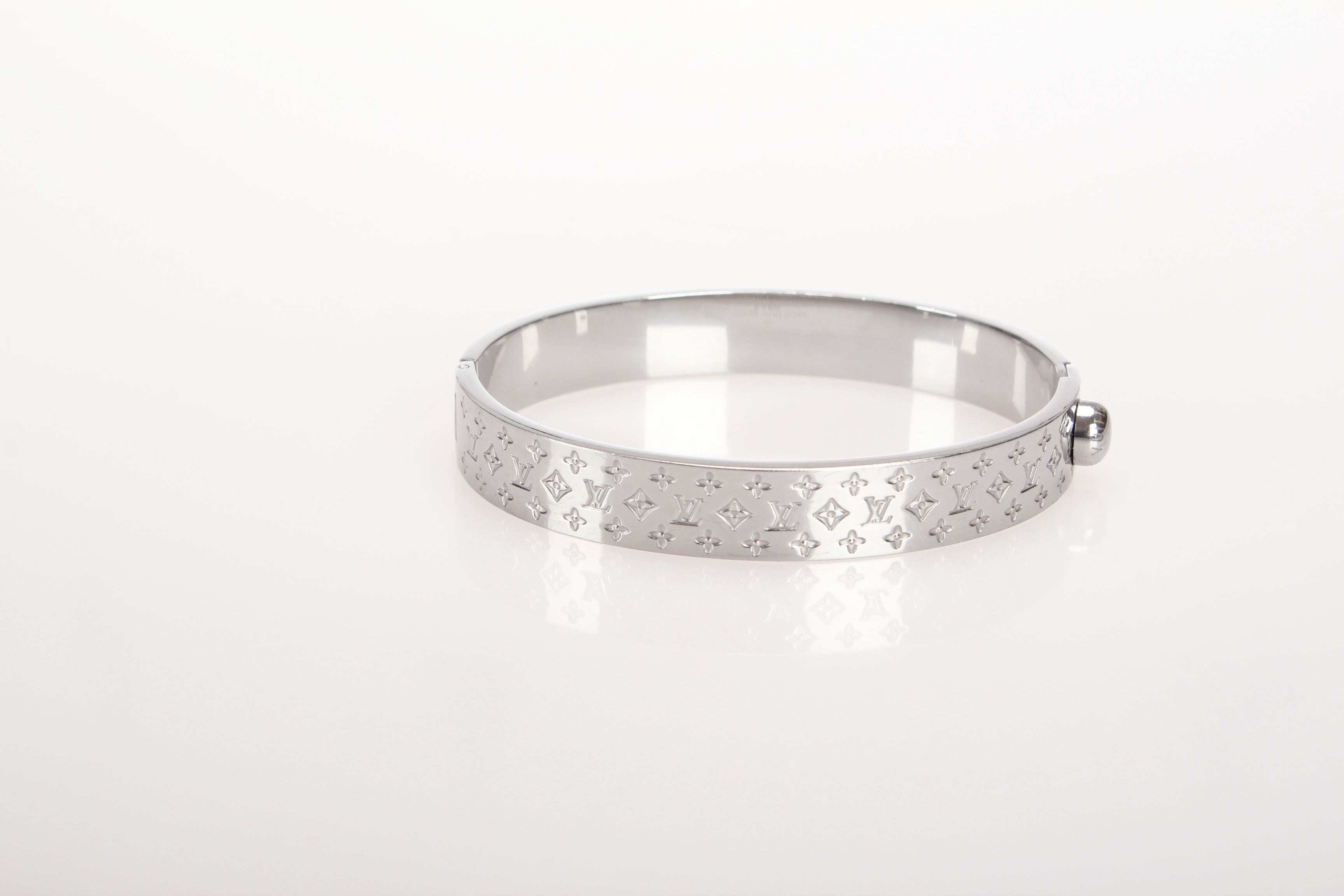 Louis Vuitton Nanogram Cuff Bracelet M00254 Golden Metal ref.1016520 - Joli  Closet