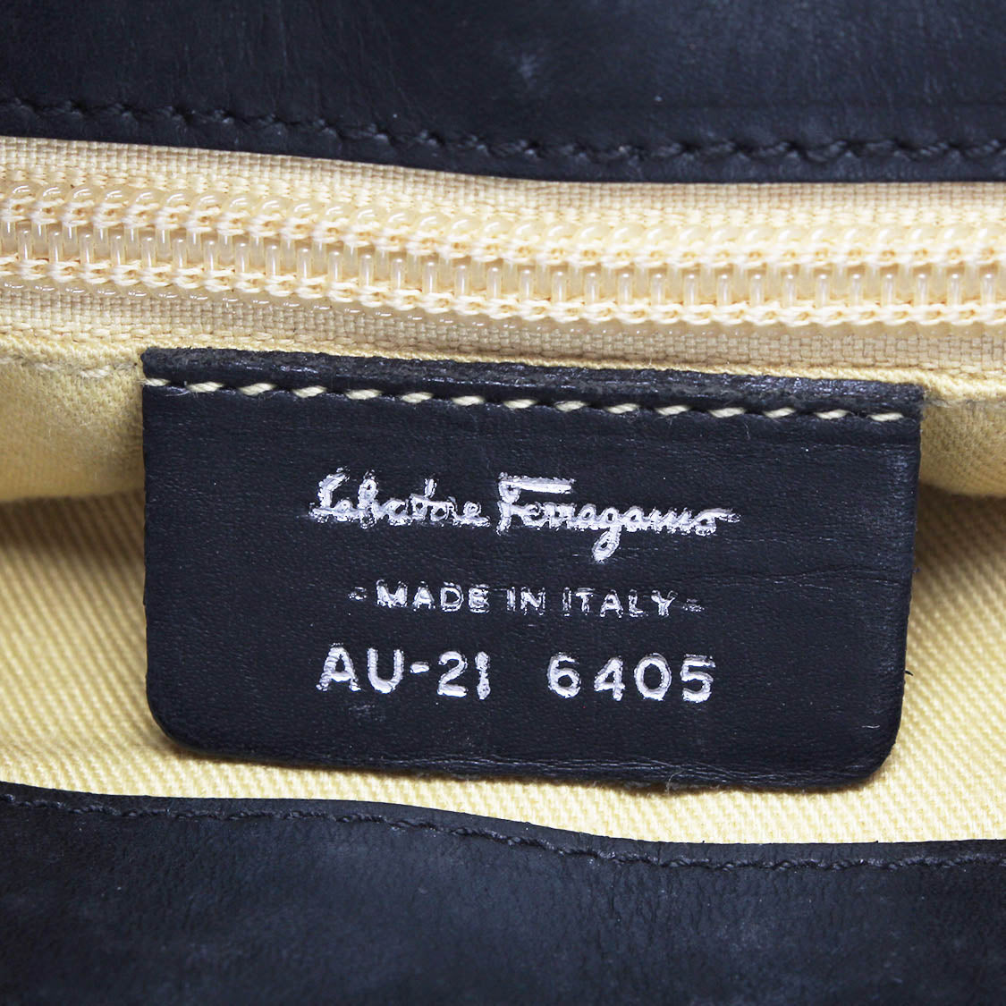 Salvatore Ferragamo フェラガモ　斜め掛けショルダーバッグ in Excellent condition