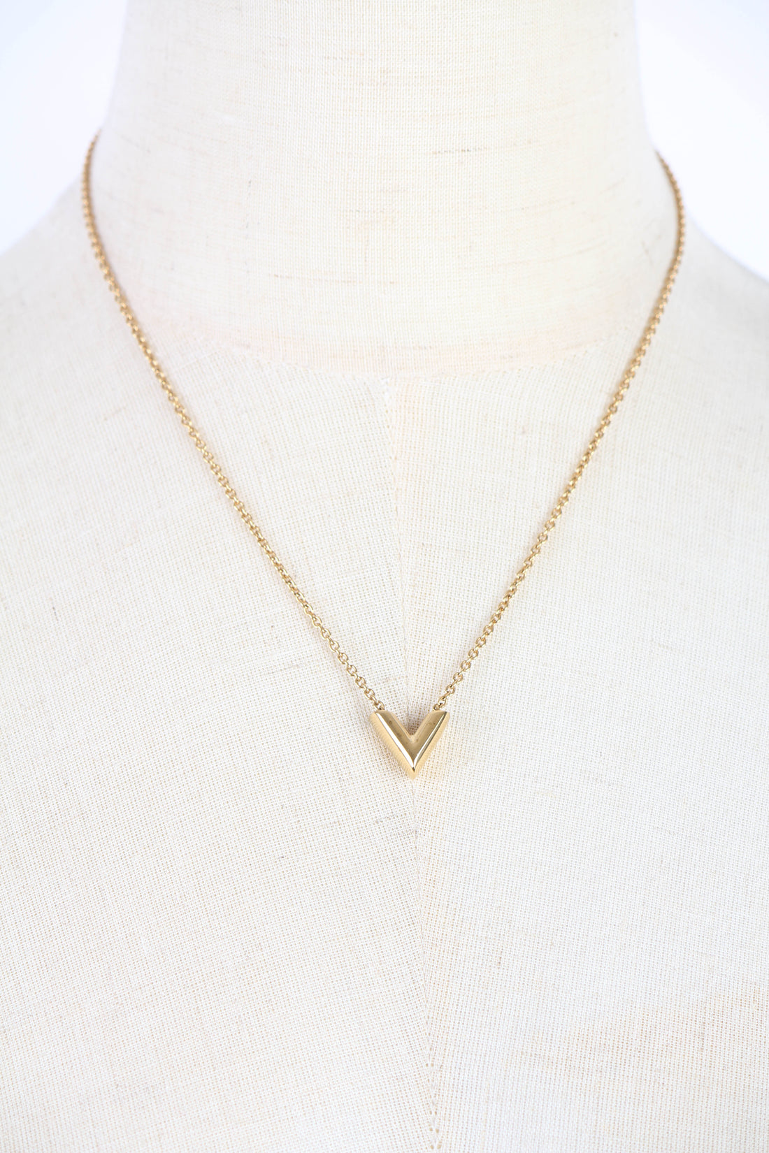 Essential V Pendant Necklace