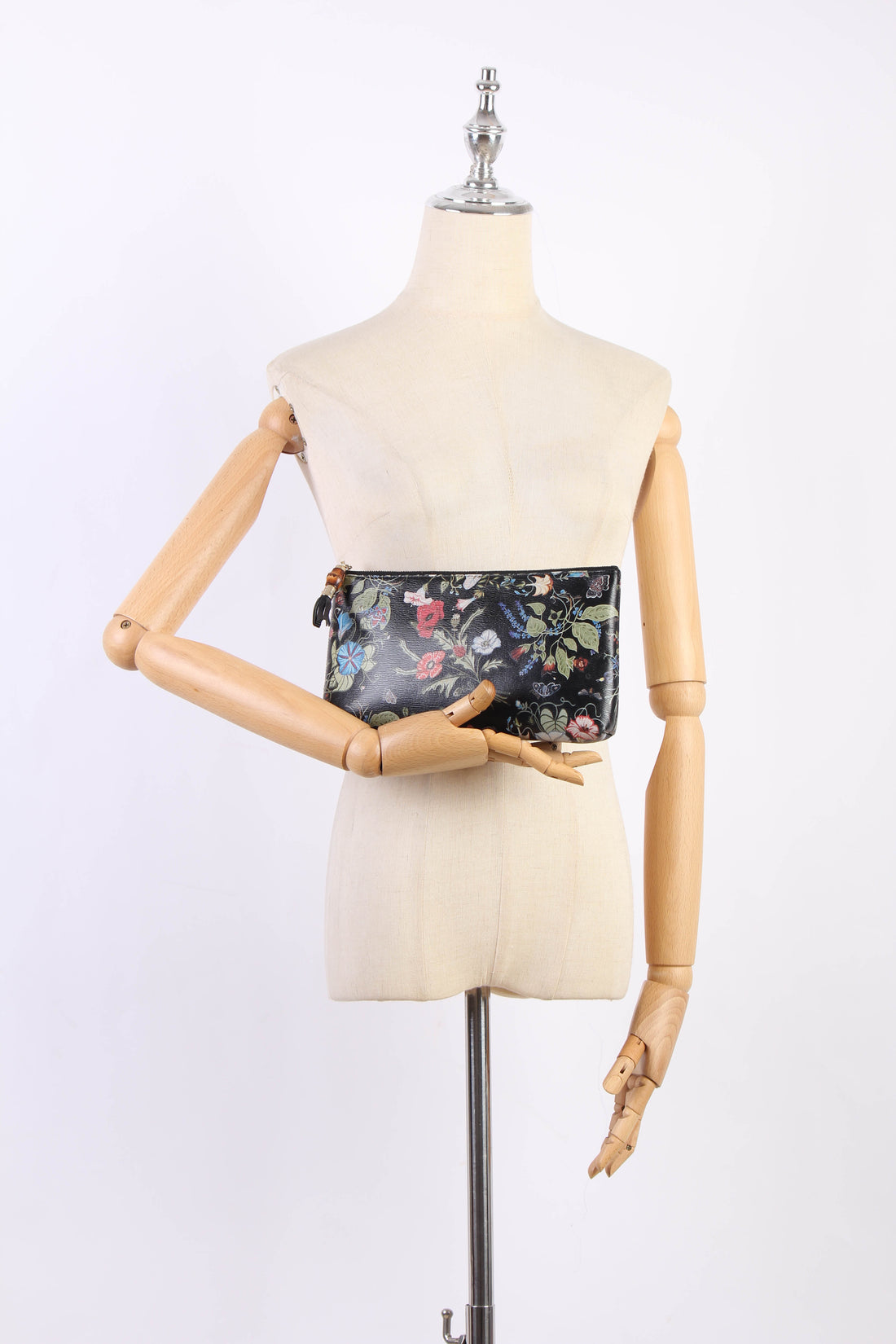 Floral Busta Grande Leather Clutch 338815