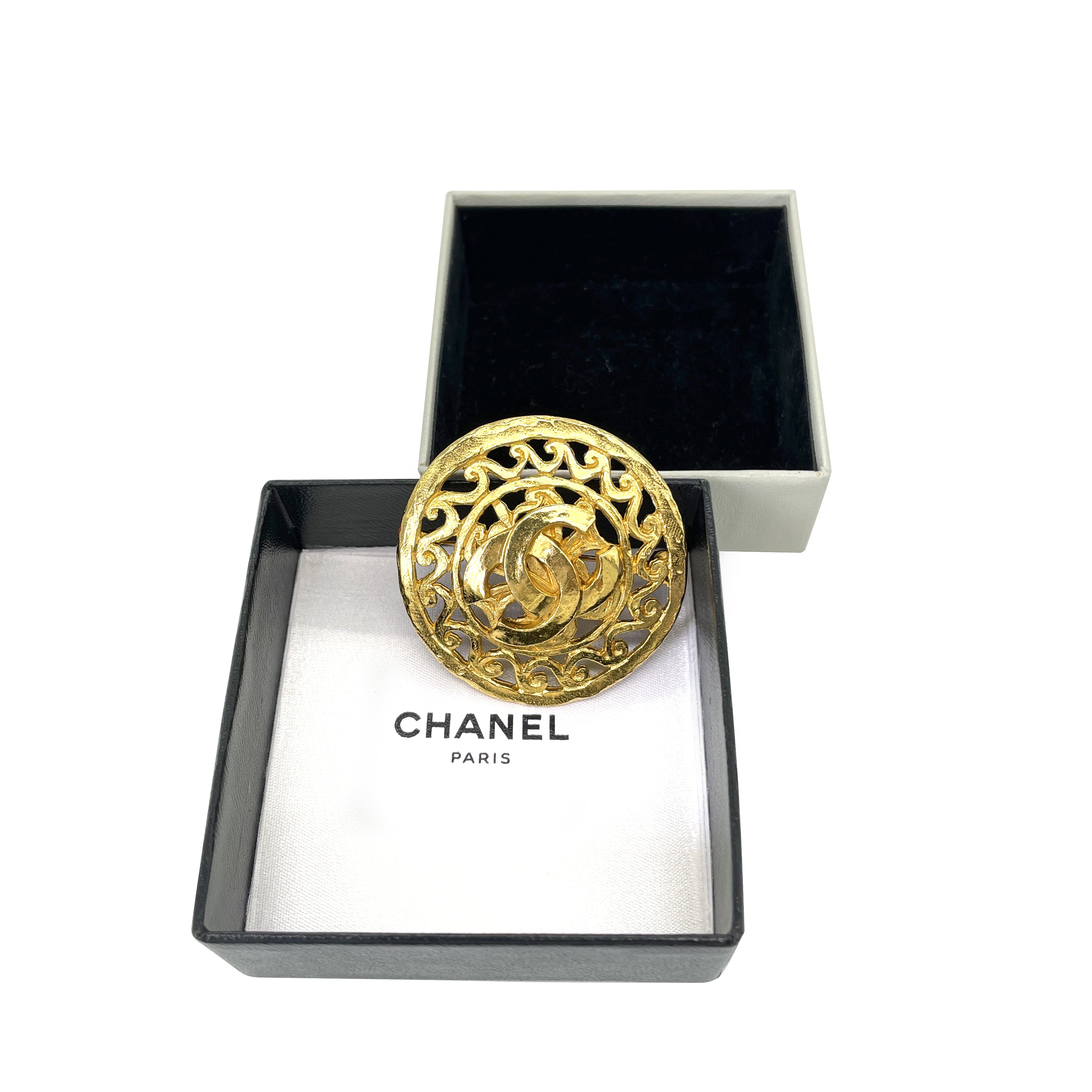 Chanel CC Round Brooch Metal Brooch in Excellent condition